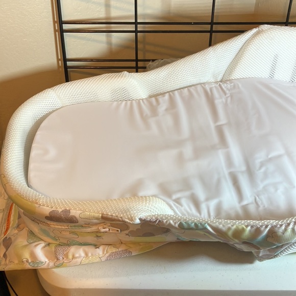 !EUC Snuggle Nest Potable Infant Lounger/Bed -Skies- by Baby Delight Used 1 Time - Picture 3 of 5